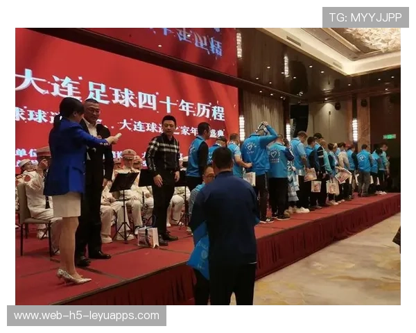 球迷热情支持，场上气氛火爆！，球迷们正在为队员们加油鼓劲