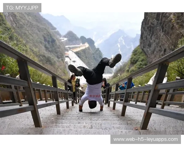 极限自行车：车手挑战天门山99道弯用时创纪录，天门山自行车速降
