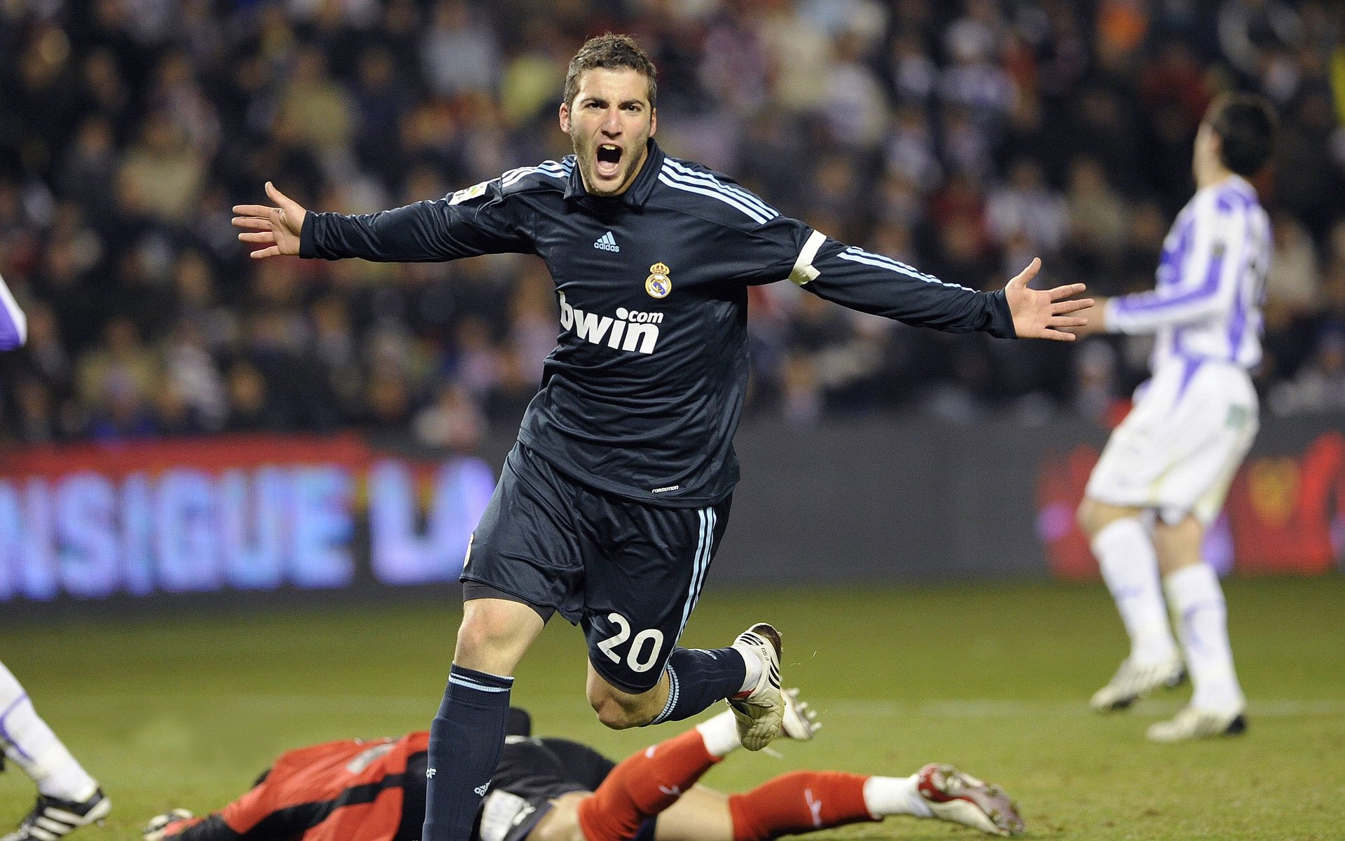 拜仁两战神爆发救主德甲格局再度反转,拜仁豪夺德甲九连冠!